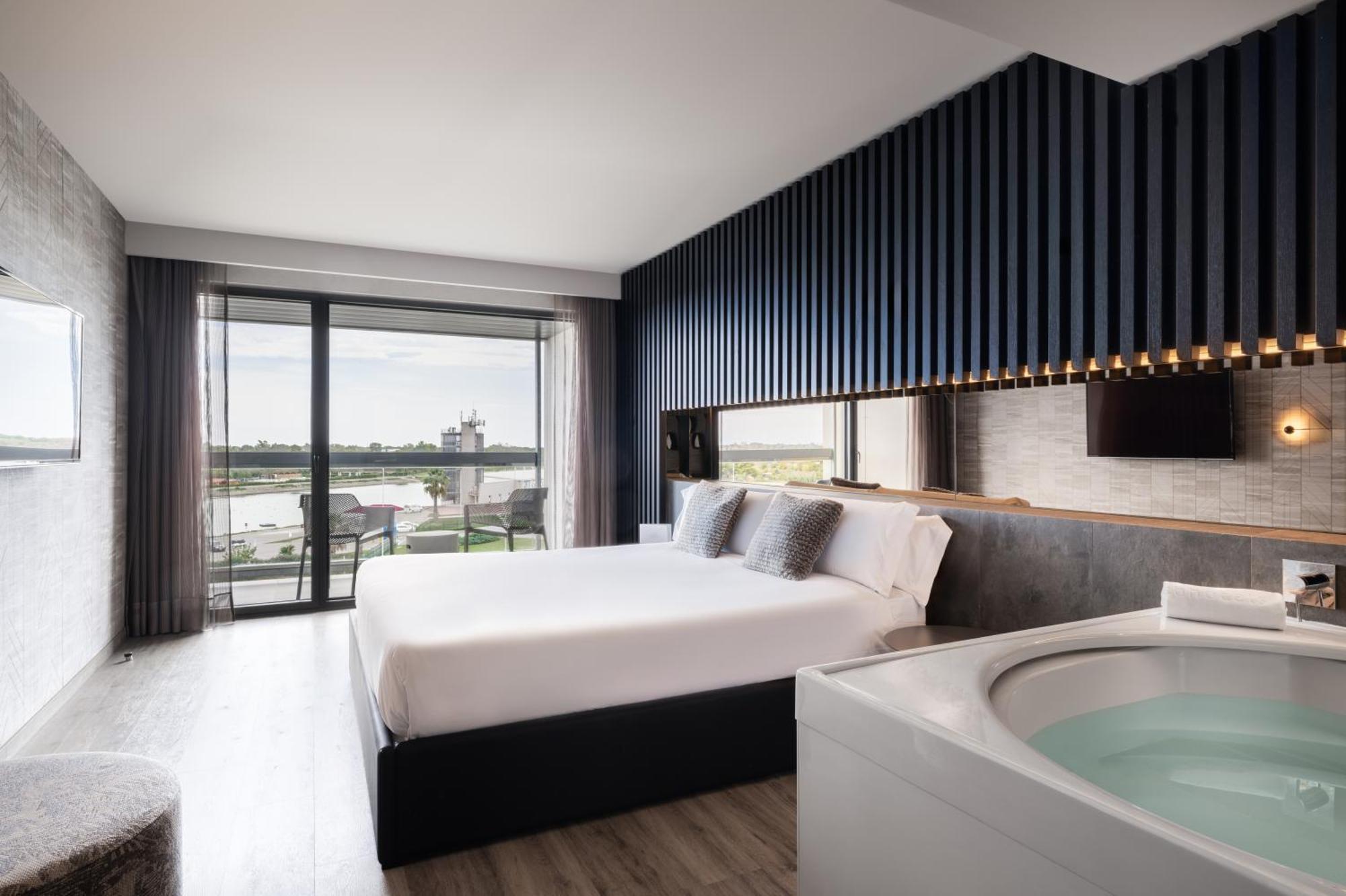 Deluxe Suite Spa Bath,1765153222:JPEG